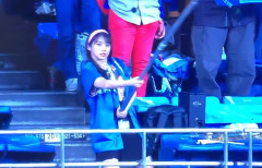 牧野真莉愛、日本ハムファイターズの団旗を振る