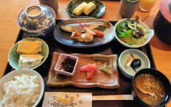 客「旅館の飯多すぎィ！今時どうなんやこれ」外野「全然多くない！残すな！」