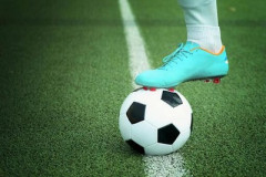 【画像】サッカー日本代表、優勝した嬉しさでトロフィーを破壊wwww