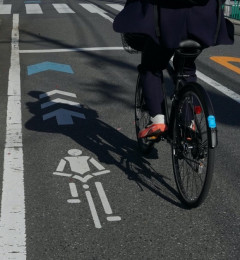 自転車って速度制限付きで歩道認めても良いのでは？