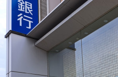 【画像】銀行の女行員のキャバクラ化、止まらない