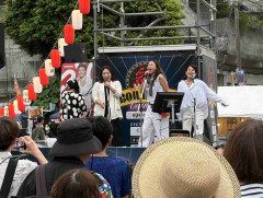 沖縄のお祭りで一般参加のカラオケ大会が始まったが、SPEED歌ってる4人組の中にどう見ても本物が混じってる「立ち位置も同じｗ」「元気な姿が見れて良かった」