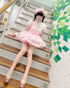 【画像】さゆりさん(56)、NiziUと並んだ写真で一人だけ比率が違ってしまう