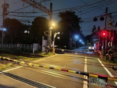 【衝撃】1歳児、一人で自宅を脱走し踏切に行った結果・・・・・