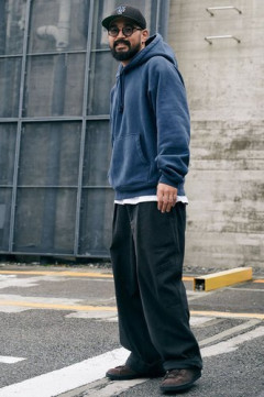 【悲報】神戸大教授さん、「40歳でパーカーはダサいか」を本にして出版してしまう