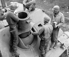 鹵獲したドイツ国防軍の自走砲シュトルムティーガーを調べる米兵！