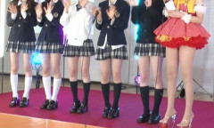 【衝撃】56歳さゆり、NiziUと並んでも負けぬ異次元の“美脚スタイル”に反響「この足の長さやばすぎ」「50代とは思えない感動レベル」