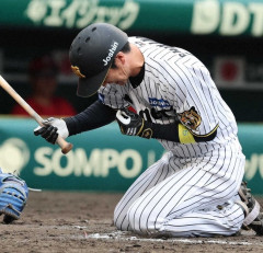 阪神　近本光司が左手首に死球受けて途中交代「僕の口から言えることはありません」病院に直行