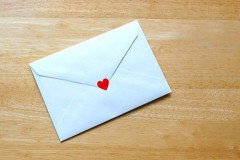 過去のラブレターを捨てるのが惜しくて…夫にバレないように隠しておくか、正直に告げるかでまだ迷っている…