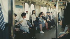 【動画】電車内でお●ぱい丸出しのJKが発見されるｗｗｗｗｗｗｗｗ