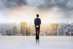 【画像】顔面に5000万円課金した美容外科医、無加工ショットが衝撃すぎるｗｗｗ