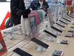 携帯ショップに可愛い店員さんがいた。思わずお触りしてしまった → 怒られました…