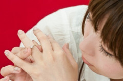 ×1の再婚だけど、前の結婚の指輪を手放せずにいる