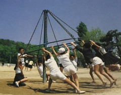 【画像】昭和の遊具、ガチのマジでヤバすぎる