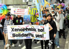 「外国人に暴力的」「将来に不安」排外主義にノー　大阪でデモ