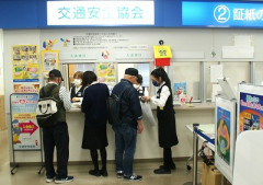 免許センター受付「交通安全協会にご協力お願いしま～すｗ」ワイ「(断るぞ断るぞ断るぞ…」