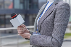 【画像】この巨胸女子は何で平気な顔してインタビュー受けてるんだよｗｗｗｗｗｗｗ