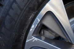 【悲報】ホイールのガリ傷さん、プロでも綺麗には直せない模様ｗｗｗｗｗｗｗｗｗｗ