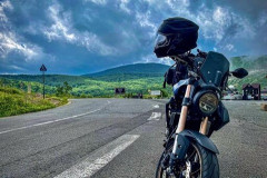 【悲報】40代男性と20代女性の大型バイク、ツーリング中に転倒した結果・・・