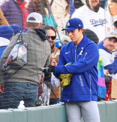 佐々木朗希、極寒の敵地でもサインを書く理由「僕なんかに声をかけてくれて…ありがたい」