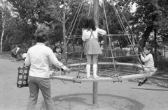 【画像】昭和の遊具、今よりはるかに危険でレベチｗｗ