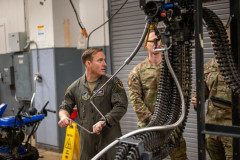 米空軍三沢基地兵装班、F-16戦闘機のシステムを常に任務遂行可能な状態に保つ！