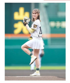 【画像】トラウデン直美さん、甲子園始球式でミニスカ美脚を披露