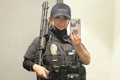 【悲報】アメリカの女性警察官さん、放屁が限界突破してしまうｗｗｗｗｗｗｗｗｗｗ