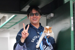 【画像】西武さんのベルーナドームに乱入したネコ、若獅子たちを笑顔にしてしまうｗｗｗｗｗｗｗｗｗｗ