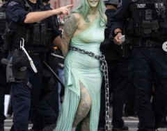 【悲報】Hな自由の女神さん、逮捕