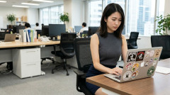 【あとは？】IT系職場に必ず一人は居る奴「ポニーテールおじ」「ノーパソ裏にｸｿダサシール貼奴」