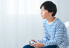 ゲームする子は、全くゲームしない子よりも成績が良い