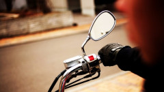 バイクで法定速度で走ってるのに横から爆走で追い抜いていく軽自動車よくいるよな