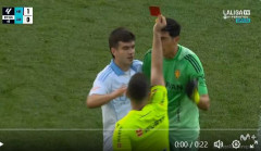 【画像】サッカーでレッドカードをくらったキーパー、覚醒してガチ無双してしまうｗｗｗｗｗｗ