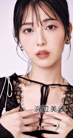 【画像】浜辺美波さん、両手を谷間に突っ込む大胆ショットwwww