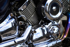 1700ccの大型バイクがカーブで転倒し対向車と衝突、ライダーの64歳男性が死亡