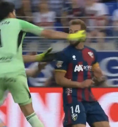 【動画】ラリーガでGKがレッドカード提示後に相手選手にラリアットをしてしまうwwwwwww