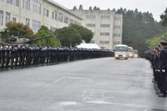 陸自戦車事故で葬送式、隊員3人が所属する玖珠駐屯地…小泉防衛相も参列し献花！