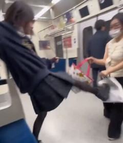 【動画】電車内でチマチマ攻撃で嫌がらせを受けていたJKさん、キレるｗｗｗｗｗｗ