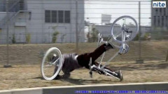 10代が突出…自転車事故の8割が重傷「体ごと車道に投げ出されます」傘や泥よけの巻き込みにNITEが注意喚起　ハンドルへの荷物は『青切符』対象の可能性も