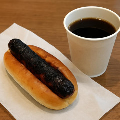 楽天モバイル最強パークのホットドッグが黒焦げ…「これ普通です」店員の対応にフレッシュネスバーガーが謝罪し販売休止