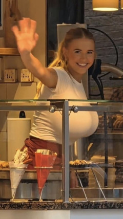 【画像】胸が漫画みたいな女性店員、見つかる。常連の男増えてそうｗｗｗｗ