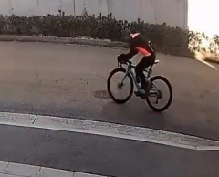 【動画】ロードバイクさん、車に突っ込んでしまうｗ