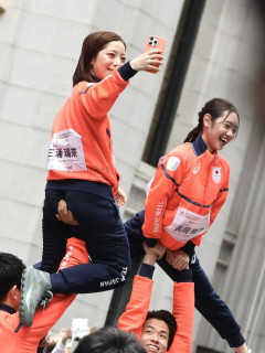 【画像】りくりゅうの手、これ完全にアレだと話題にｗｗｗｗ