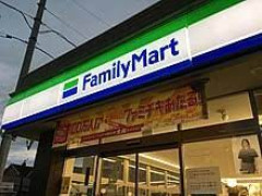 【爆笑】ババアがレジ何人も待ってるのにファミチキ5個も頼む