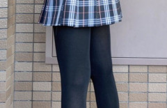 【画像】ランドセルを背負ったメスガキ、えっちな足を見せつけてしまう