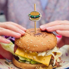 【悲報】ハンバーガー屋さん「ハンバーガーに刺してるピック（原価1300円）が盗まれまくって辛い」