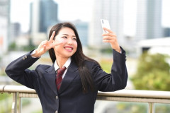【画像】女子高生「ガラスの床にスカートで上ると下から丸見えだねｗｗｗｗｗｗｗｗｗ」ﾊﾟｼｬ…!!