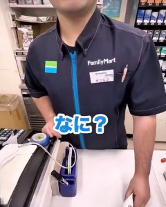 【動画】ファミマの外人店員、外人を小馬鹿にする日本人客にブチギレ。「温めてクダサイトイッテ！」