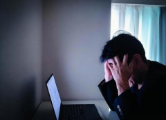 【画像】警察さん、証拠品で遊んでしまうwww【画像あり】